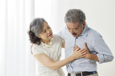 1751418752853978.jpg 攝圖網_507713407_老年人心臟疼痛(企業(yè)商用).jpg